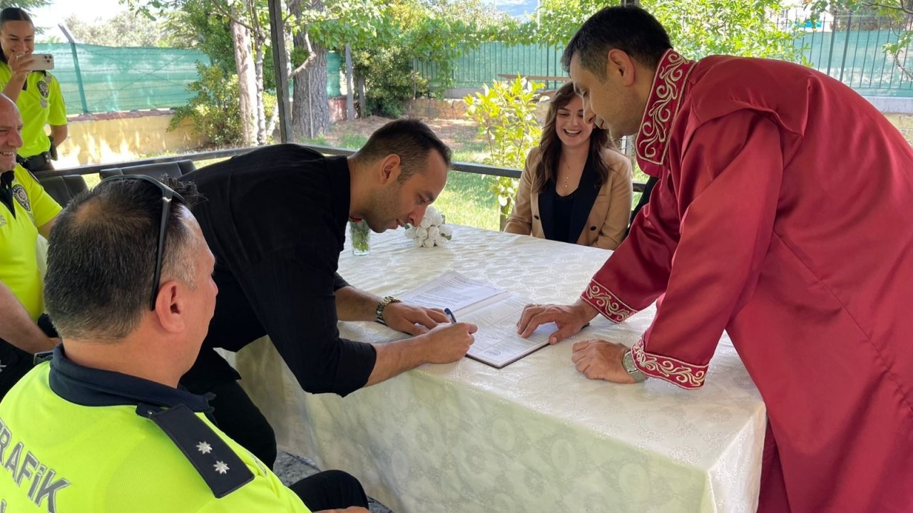 Nikahları görev yaptıkları bölge trafik istasyonunda kıyıldı