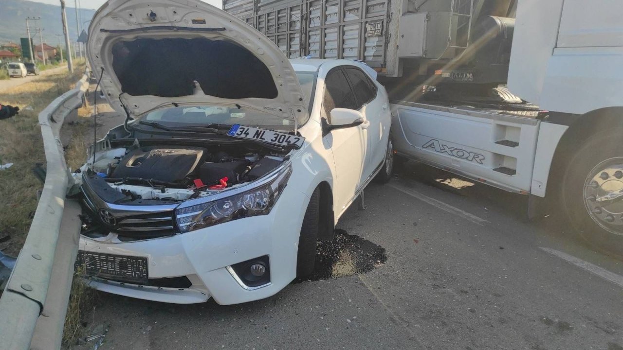 Otomobil bariyerlere çarptıktan sonra TIR'a çarptı; 1 yaralı