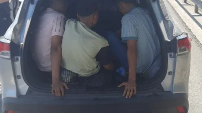 Otomobilden 9 kaçak göçmen çıktı