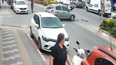 Otomobille çarpışan motosikletin sürücüsü yaralandı; kaza kamerada