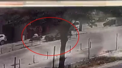 Otomobille çarpışan motosikletin sürücüsünün yaralandığı kaza kamerada