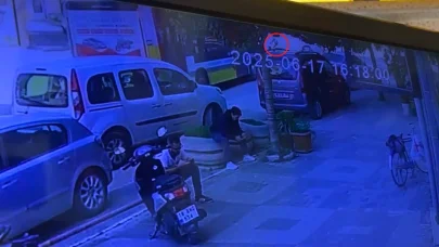 Özel halk otobüsü ile çarpışan motosikletin sürücüsü yaralandı; kaza kamerada