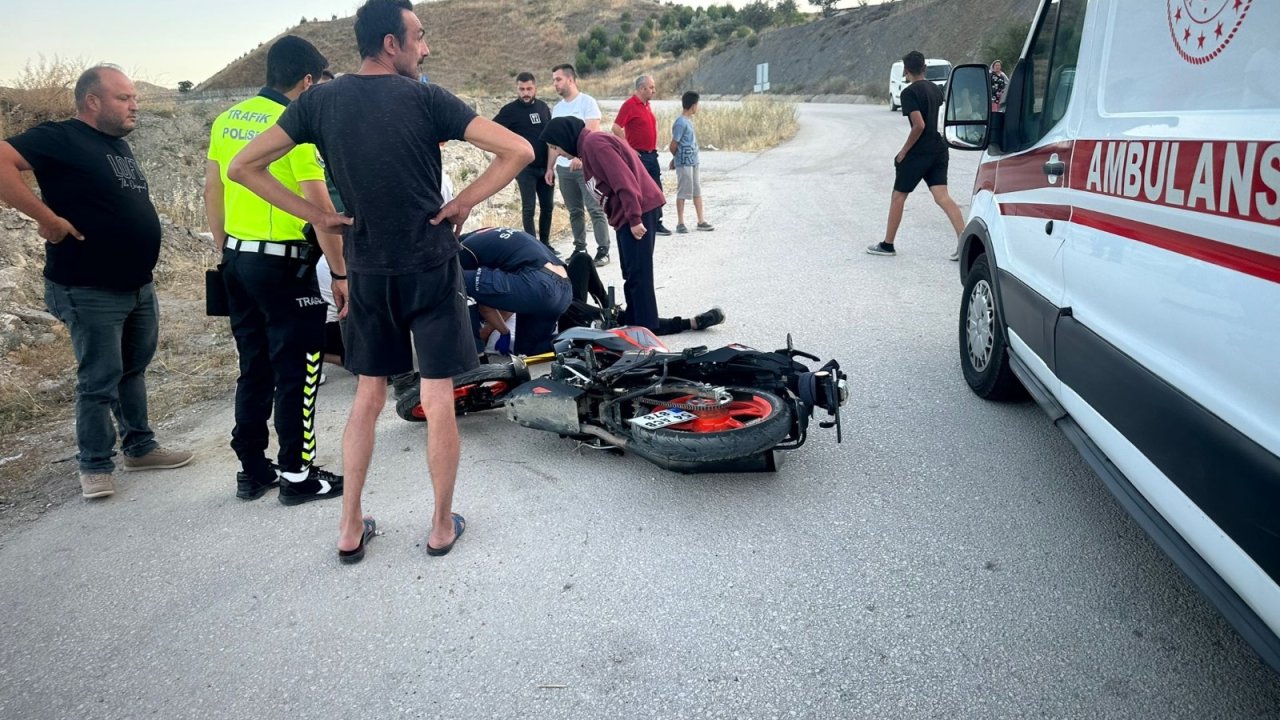 Sakarya’da devrilen motosikletin sürücüsü yaralandı