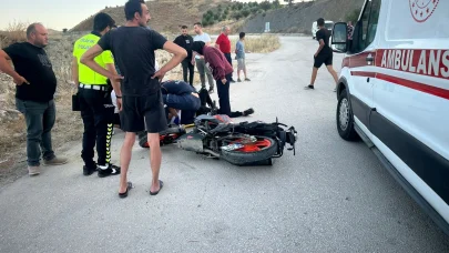 Sakarya’da devrilen motosikletin sürücüsü yaralandı
