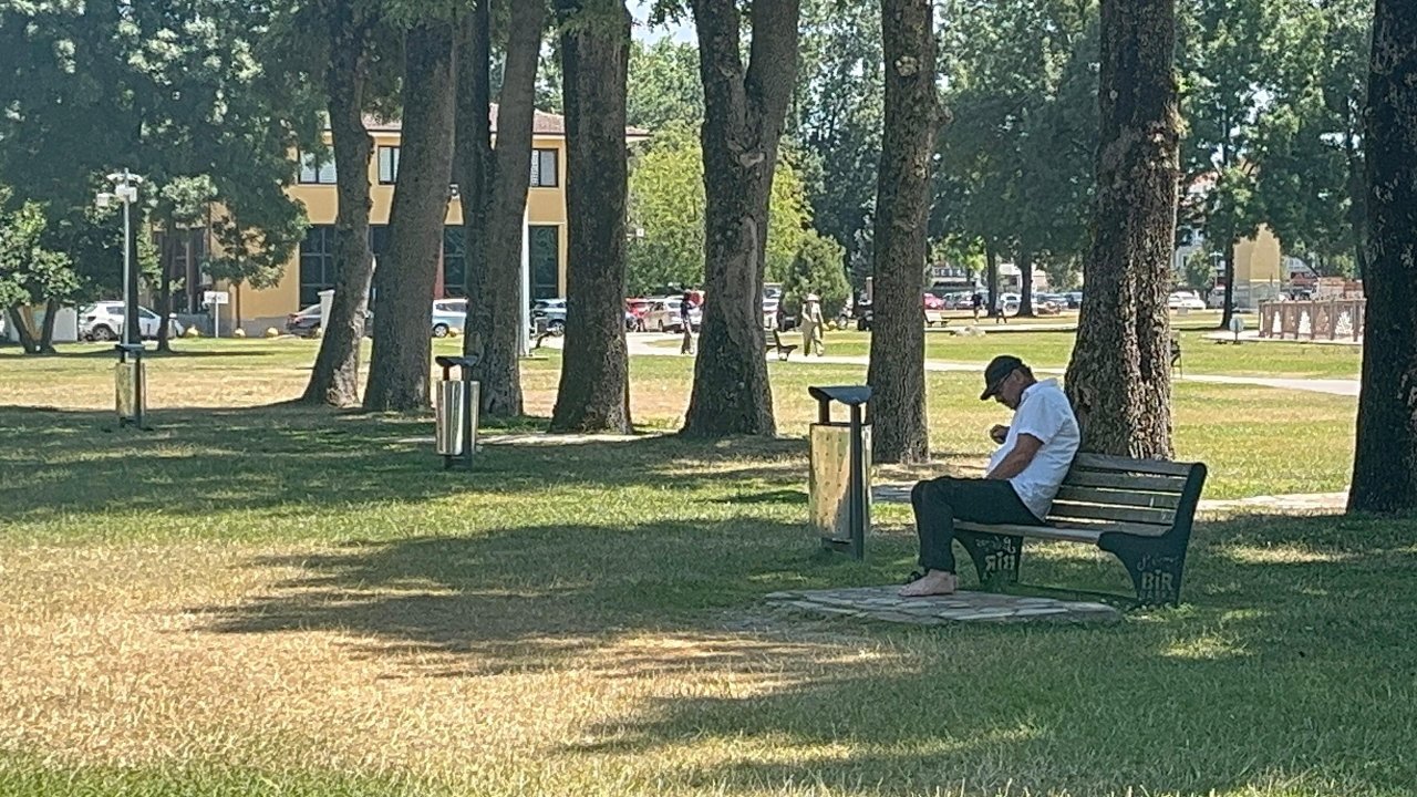 Sakarya'da sıcaktan bunalan vatandaşlar gölgelik alanlarda serinlemeye çalıştı
