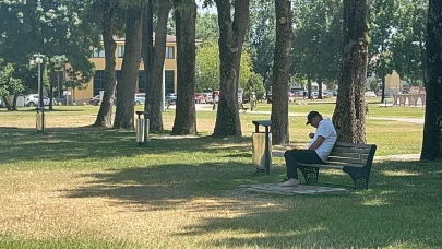 Sakarya'da sıcaktan bunalan vatandaşlar gölgelik alanlarda serinlemeye çalıştı