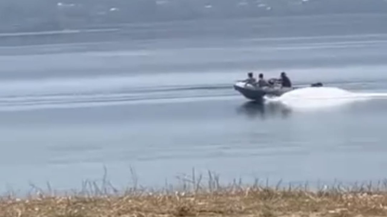 Sapanca Gölü'nde yasak tekne görüldü