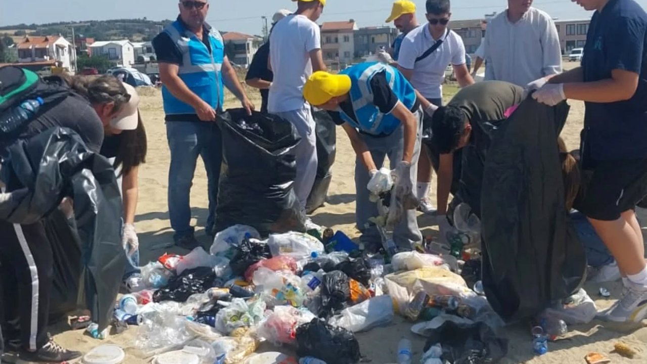 Saros Körfezi’nde öğrencilerinde katılımıyla çevre temizliği yapıldı
