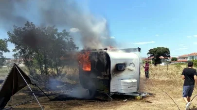 Saros'ta park halindeki çekme karavan alev alev yandı