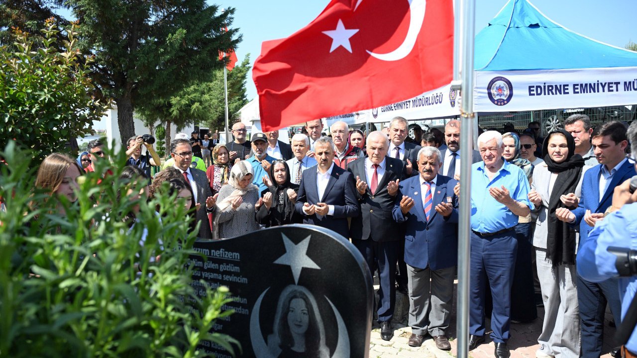 Şehit polis memuru Nefize Çetin Özsoy, vefatının 9'uncu yılında kabri başında anıldı