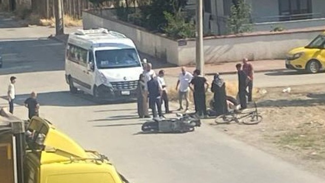Servis minibüsü ile çarpışan motosikletin sürücüsü yaralandı