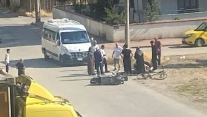 Servis minibüsü ile çarpışan motosikletin sürücüsü yaralandı