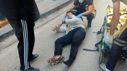 Sokak köpeklerinin saldırdığı motosiklet sürücüsü düşerek yaralandı