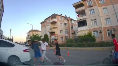Sokakta kavga ettiler, çevredekiler ayırdı
