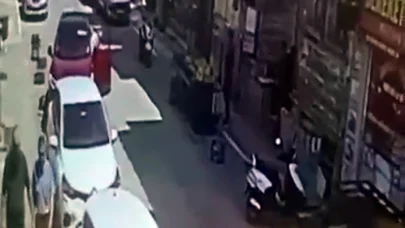Sürücüsünün geri viteste unuttuğu otomobil, mobilya mağazasına girdi