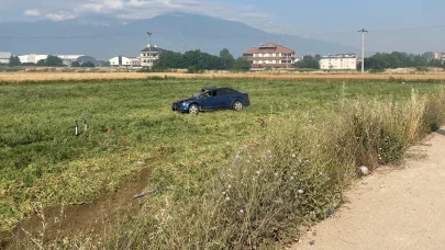 Tarlaya giren otomobilin sürücüsü yaralandı