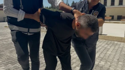 Tartıştığı arkadaşını boğazını keserek öldürdü