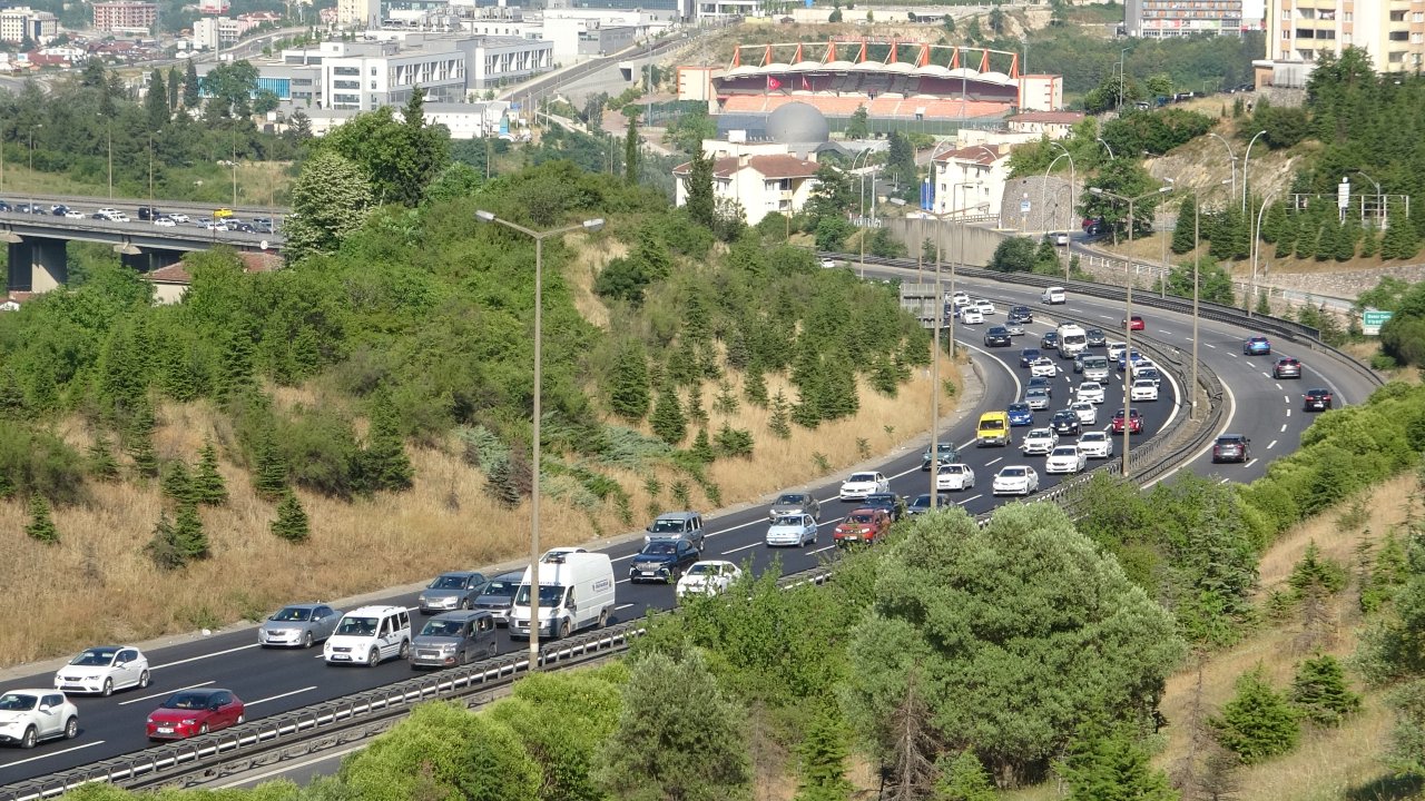 TEM Otoyolu Kocaeli geçişinde akıcı yoğunluk
