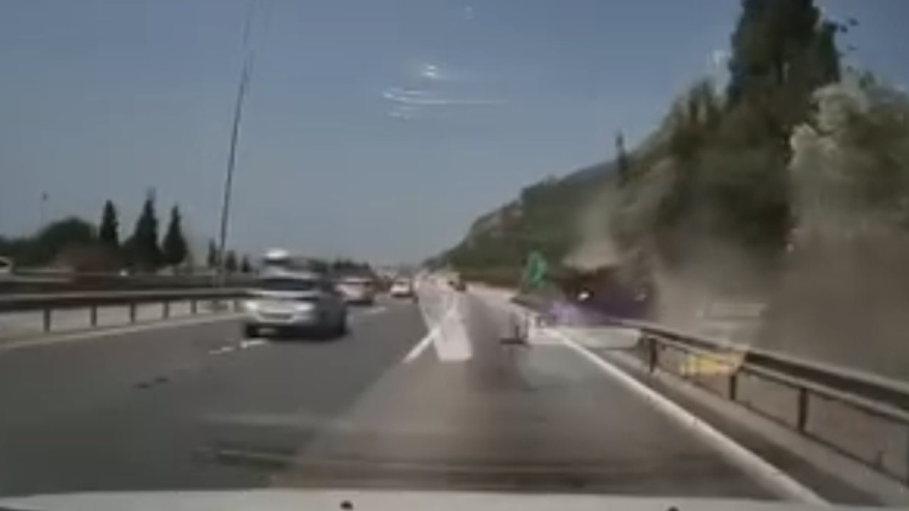TEM Otoyolu'nda cip, bariyerlere çarpıp sürüklendi: 2'si çocuk 7 yaralı