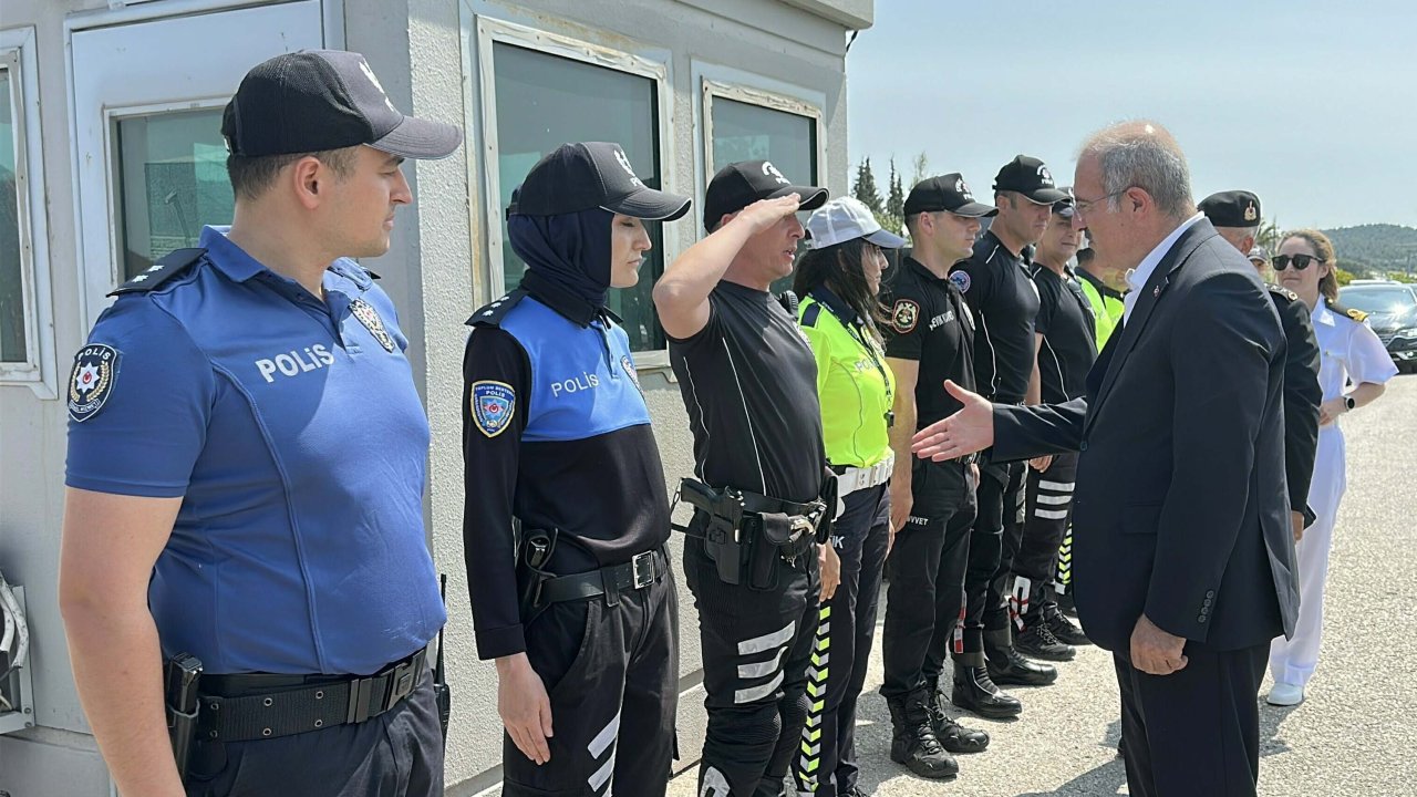 Vali Toraman, görev başındaki emniyet personeliyle bayramlaştı