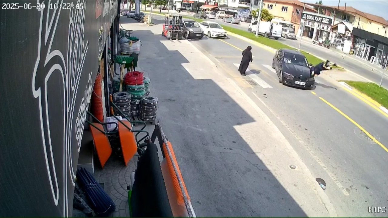 Yaya geçidinden geçen kadına otomobil çarptı; kaza kamerada