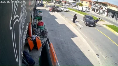 Yaya geçidinden geçen kadına otomobil çarptı; kaza kamerada