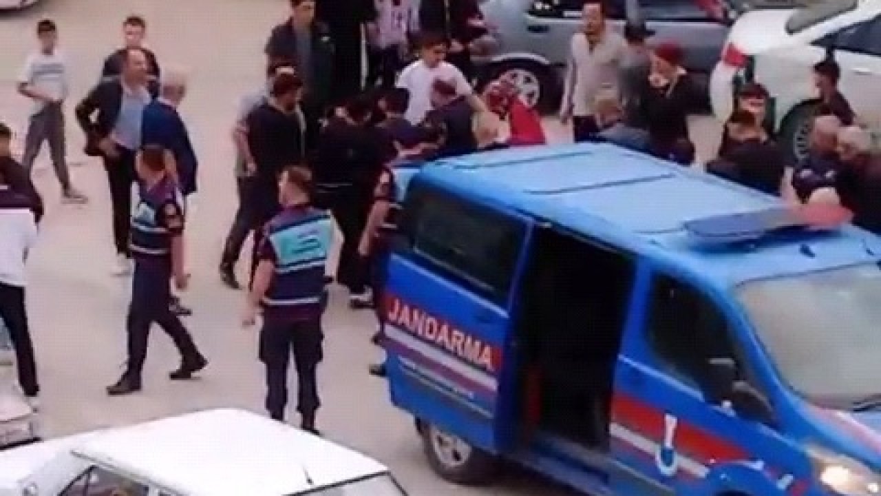 'Yol verme' tartışmasında 1 kişiyi bıçaklayıp, 3 kişiyi de darbetmişti: tutuklandı