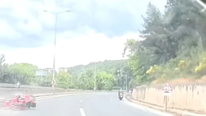 Yola akan su nedeniyle 3 motosikletin kazaya karışması kamerada; 3 yaralı