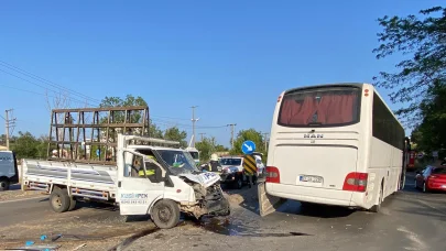 Yolcu otobüsü ile kamyonet çarpıştı; 2 yaralı