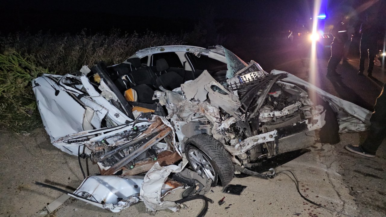 Yolda park halindeki TIR’a çarpan otomobilin sürücüsü yaralandı