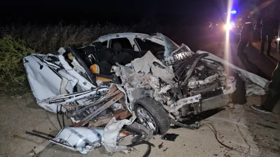 Yolda park halindeki TIR’a çarpan otomobilin sürücüsü yaralandı