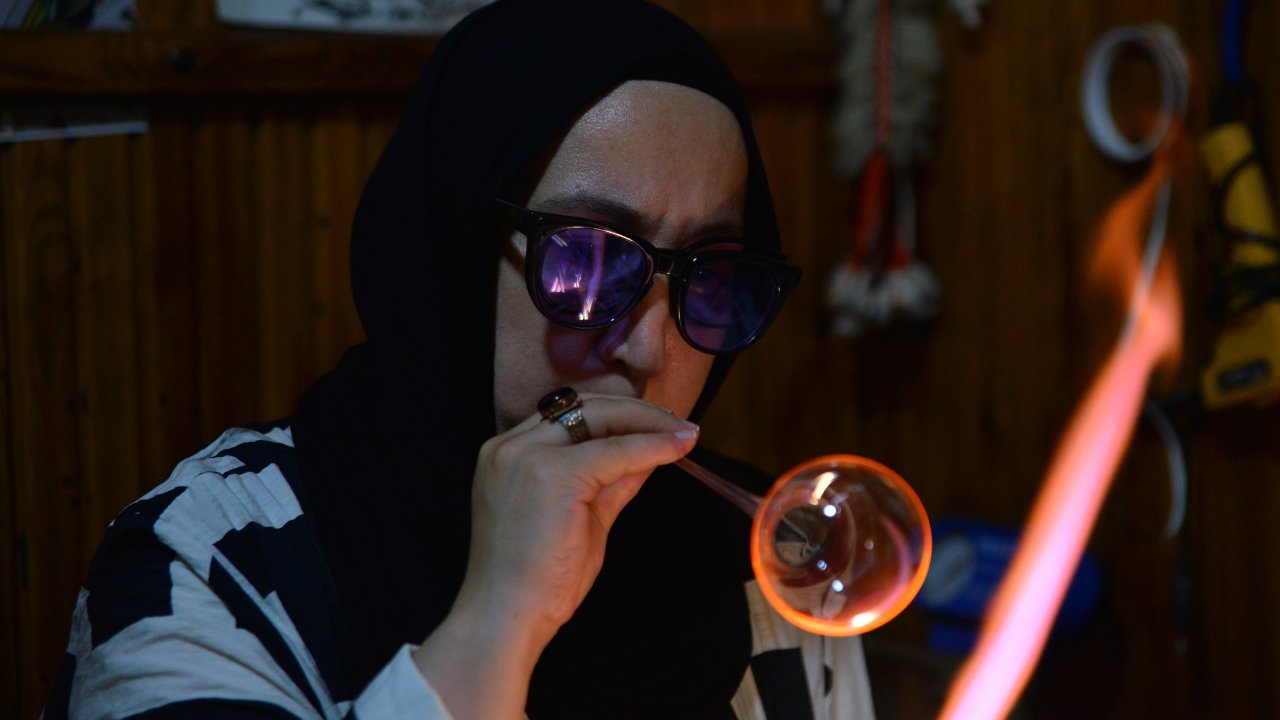 15 yıldır cama nefesiyle şekil veriyor