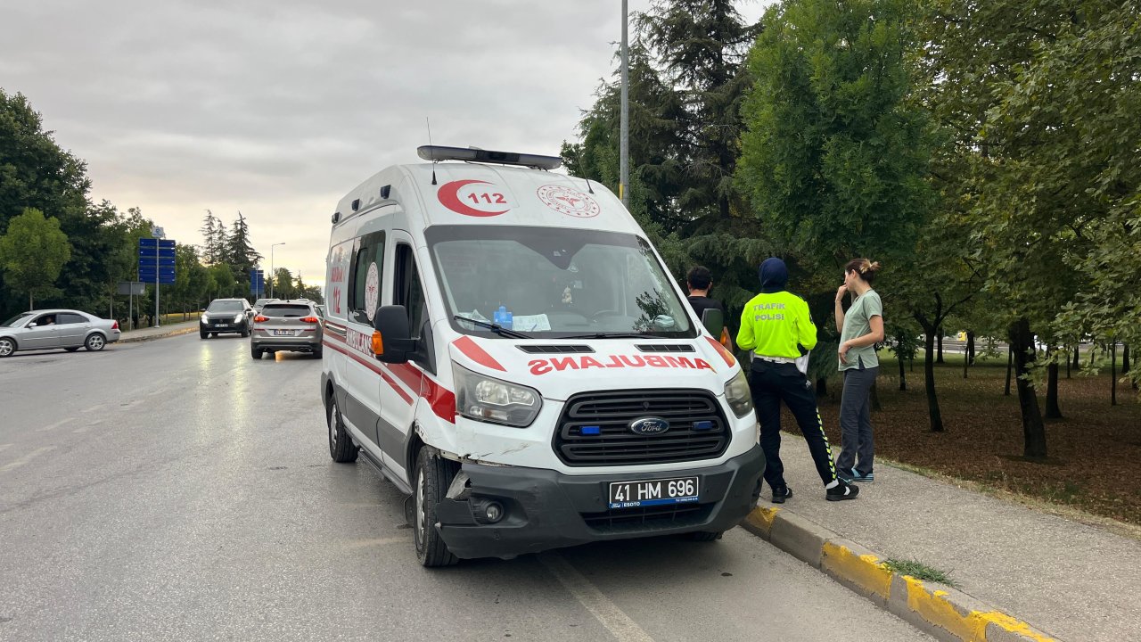 Ambulans ile hafif ticari araç çarpıştı; sağlık çalışanı yaralandı