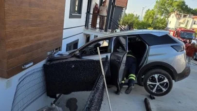 Apartmana çarpan cip askıda kaldı