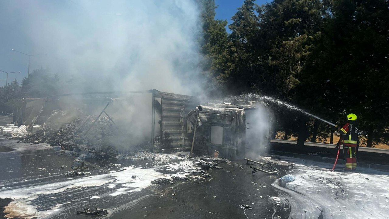 Balıkesir’de devrilip, alev alan TIR’ın şoförü yaralandı