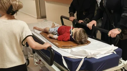Balkondan düşen 3 yaşındaki çocuk ağır yaralandı