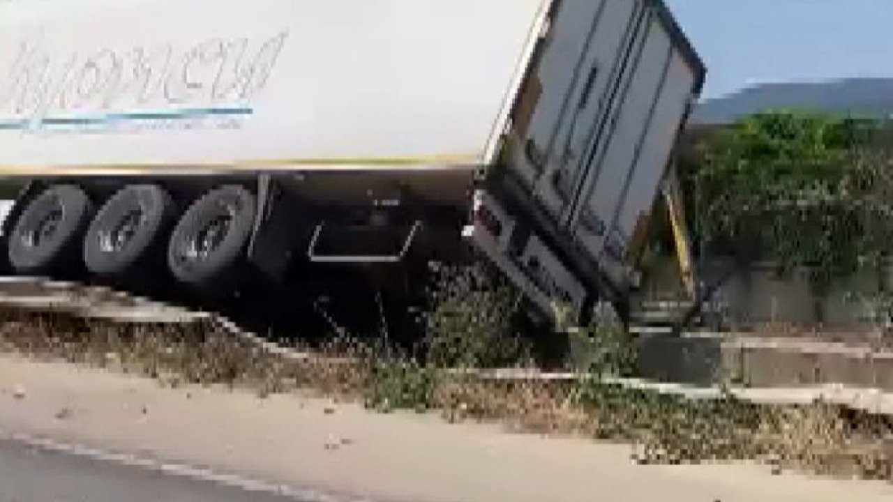 Bariyerlere çarpıp devrilen TIR’ın şoförü yaralandı