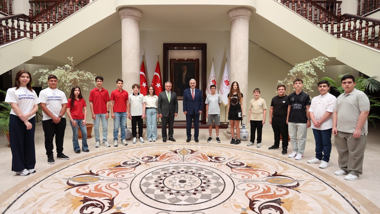Bursa Valisi Ayyıldız, LGS’de tam puan alan 20 öğrenciyi makamında ağırladı