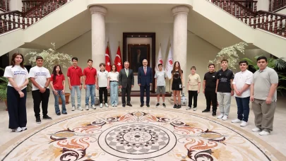 Bursa Valisi Ayyıldız, LGS’de tam puan alan 20 öğrenciyi makamında ağırladı