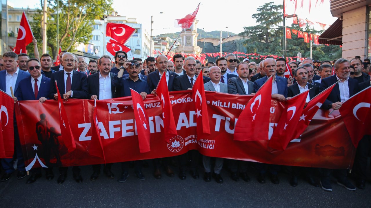 Bursa’da 15 Temmuz, kortej ve düzenlenen törenle kutlandı