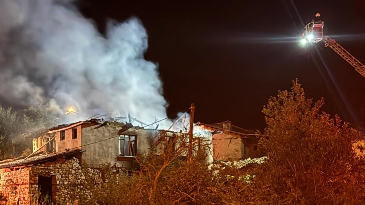 Bursa’da ahşap ev çıkan yangında küle döndü
