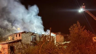 Bursa’da ahşap ev çıkan yangında küle döndü