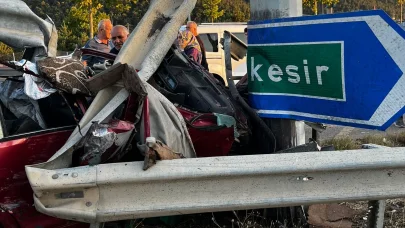 Bursa’da bariyerlere çarpan otomobilin sürücüsü öldü