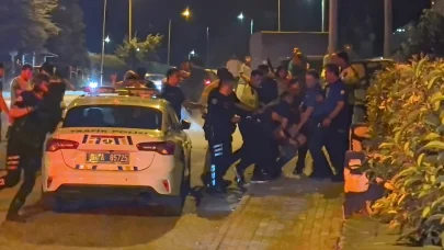 Bursa'da iki grup arasındaki ‘laf atma’ kavgasına aileler de karıştı; olay kamerada