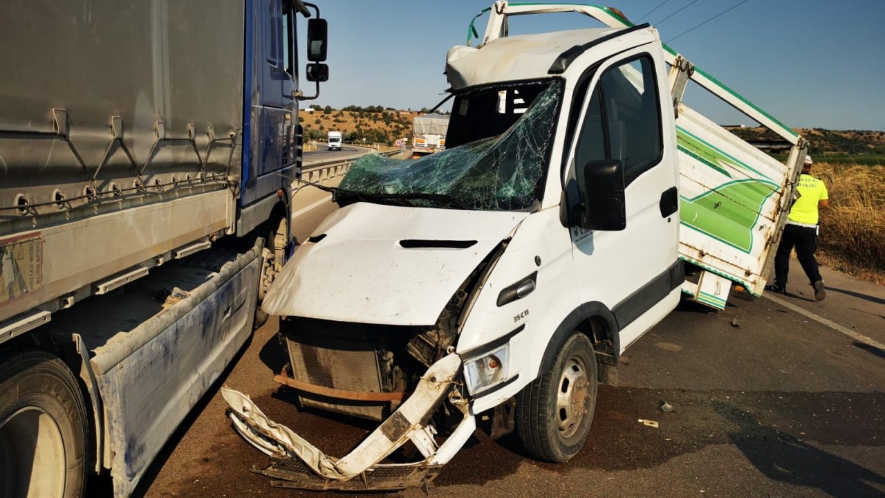 Bursa'da, TIR ve kamyonet çarpıştı: 1 yaralı