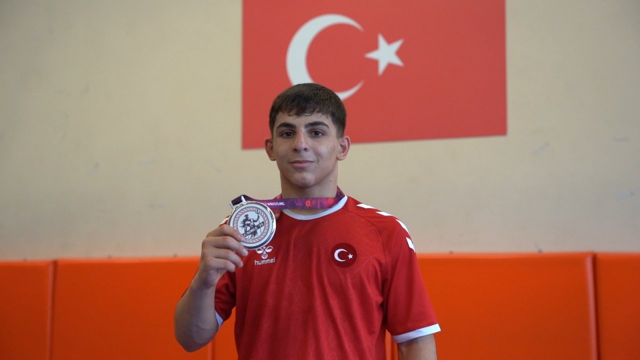 Bursalı güreşçi Yusuf İslam Kara, Avrupa Şampiyonası’nda ikinci oldu