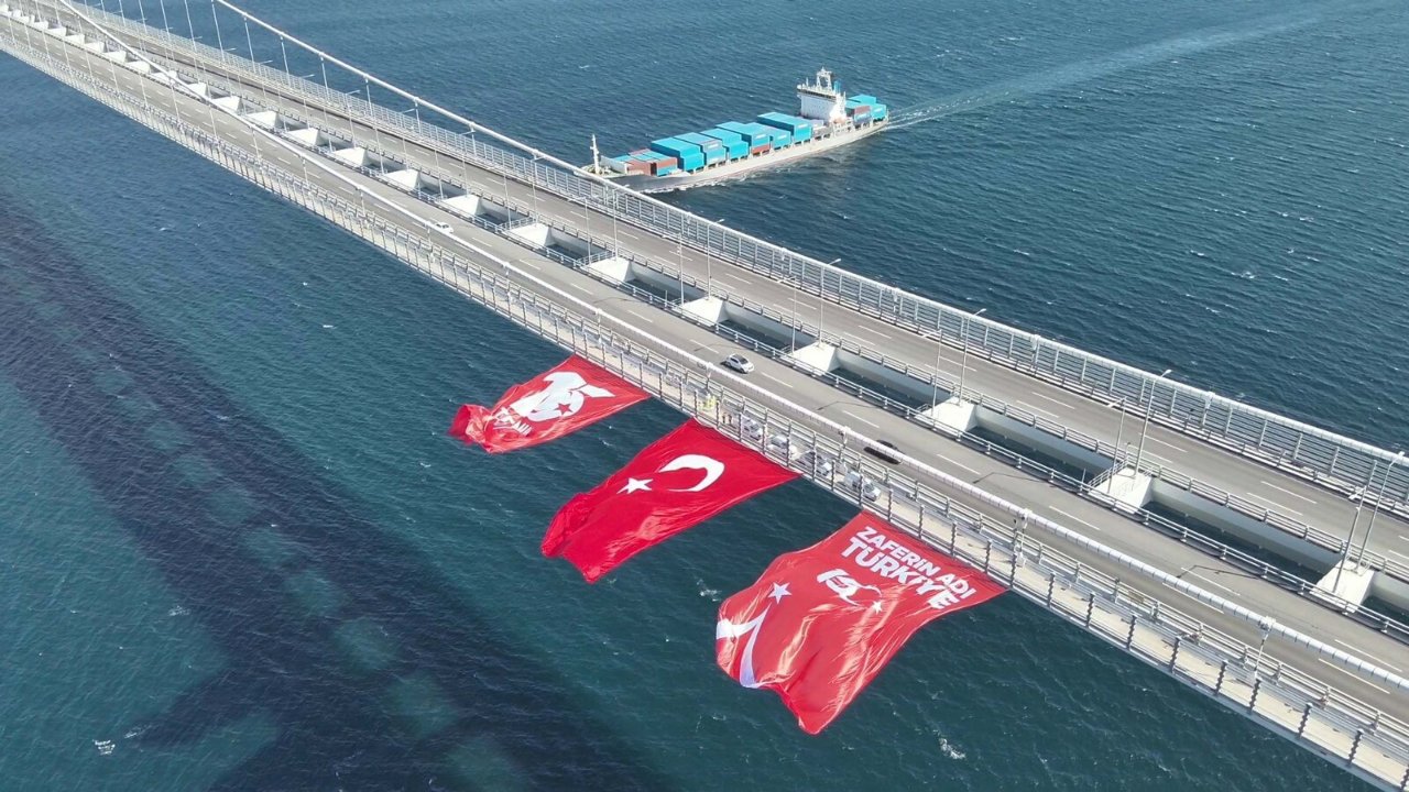 Çanakkale - 1915 Çanakkale Köprüsü’ne Türk bayrağı asıldı /Video eklendi