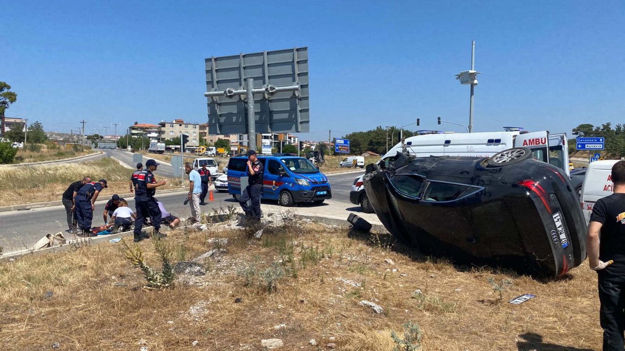 Çanakkale'de motosikletle otomobil çarpıştı: 1'i ağır 2 yaralı /Video eklendi