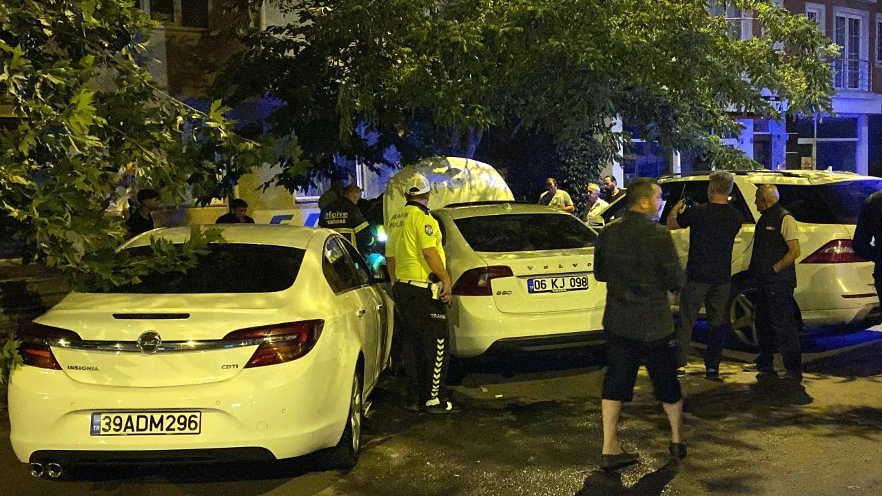 Çorlu'da 3 otomobilin karıştığı kazada 1 kişi yaralandı