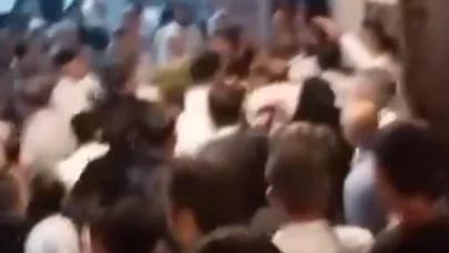 Düğün salonu önünde tekme ve yumruklu kavga kamerada